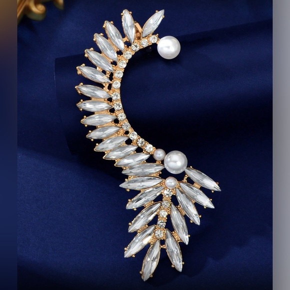 ✨NEW Elegant Silver and Pearl Ear Cuff - Picture 2 of 5